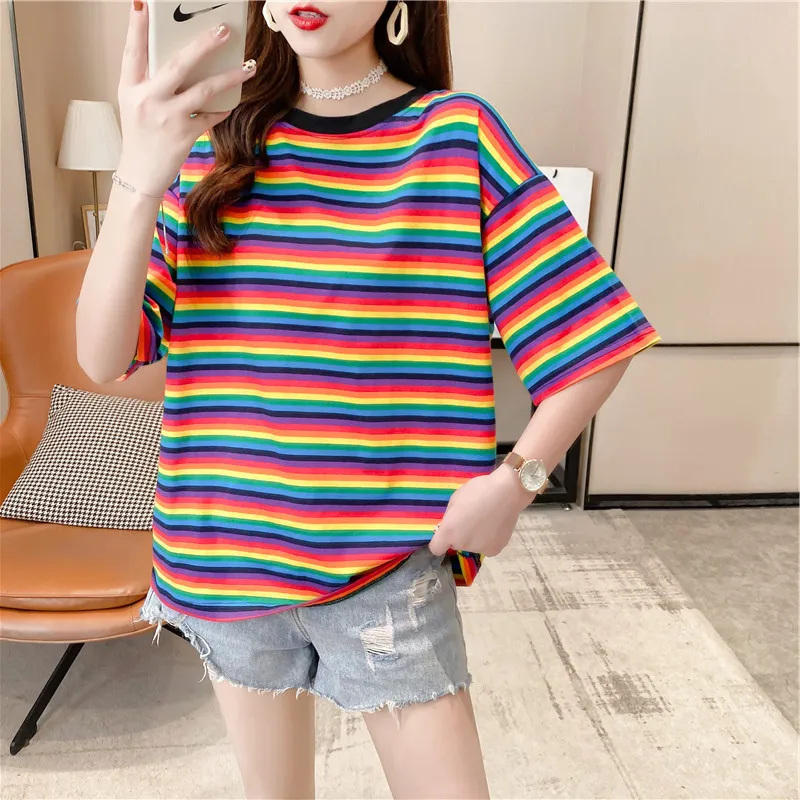 Женская футболка в радужную полоску свободная с круглым вырезом и коротким
