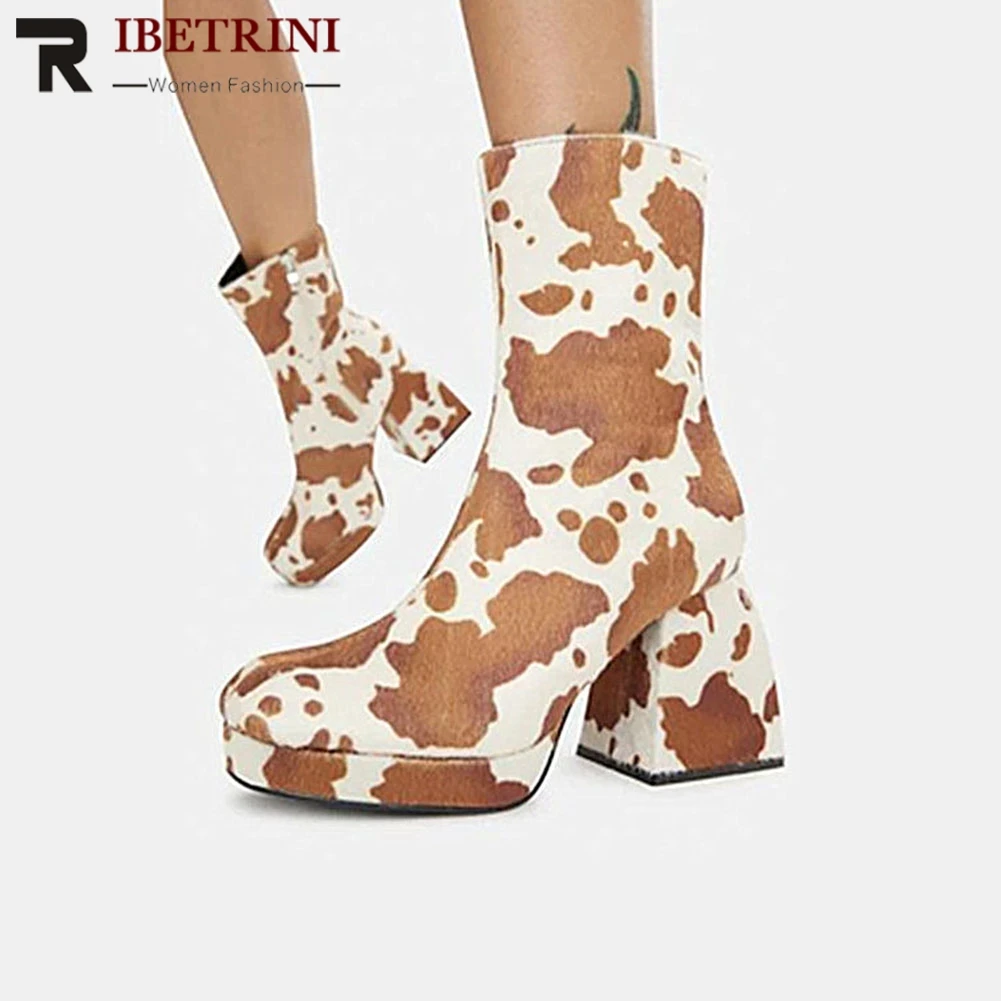 

Женские ботинки на необычном высоком каблуке с квадратным носком, короткие модные популярные ботинки на молнии с коровьим принтом, Новое по...