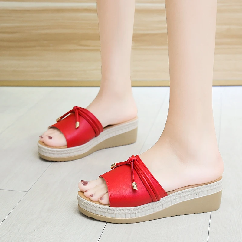 Летние женские тапочки на толстой подошве увеличенный наклон однотонные простые