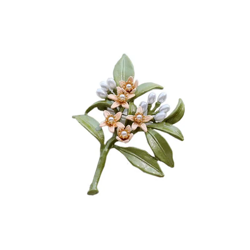 Женская эмалированная брошь винтажная зеленая в форме цветка нероли с жемчугом -