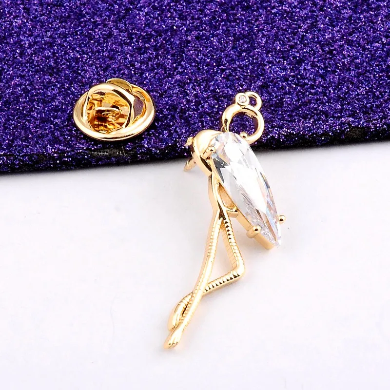 

Cute Female White Crystal Brooches For Women Charm Gold Color Wedding Jewelry Trendy Flamingo Pin Dress Coat Accessories