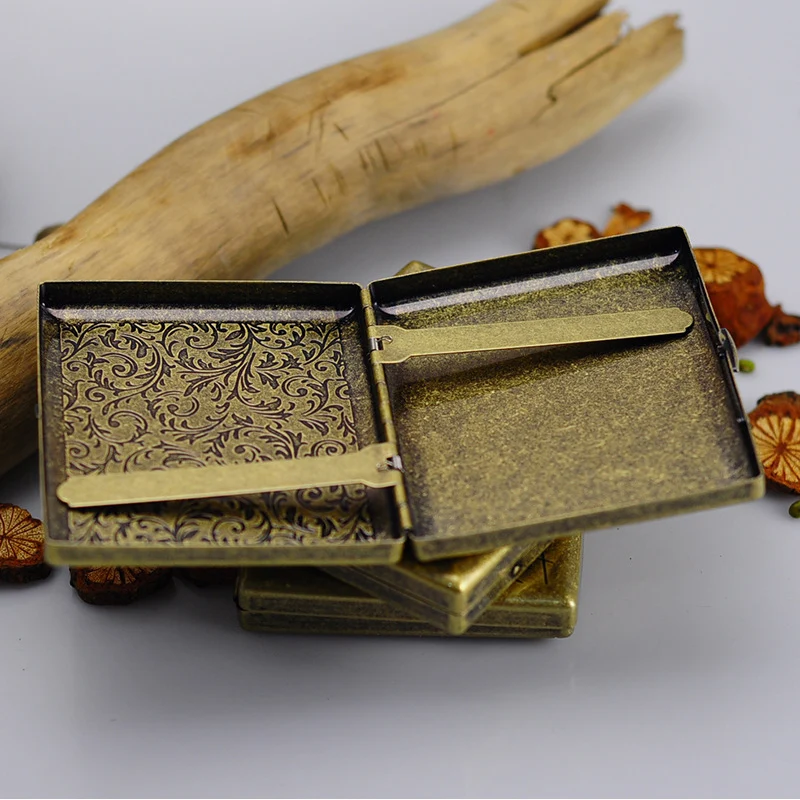 

Vintage Metal Cigarette Case Box Portable 20 Cigarettes Case Holder Retro Smoke Tool Pocket Smoking Accessories with Gift Box
