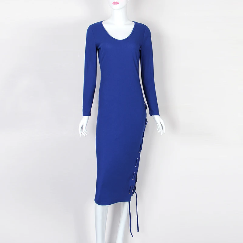 Женское трикотажное платье до середины икры облегающее с разрезом на одной