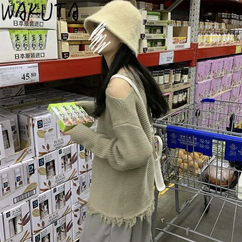 Свитер с открытыми плечами и V-образным вырезом | Женская одежда