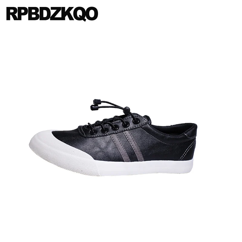 Мужские повседневные кроссовки черные или коричневые на шнуровке плоской