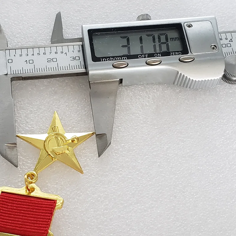 Значки медали советской премии Золотая брошь в виде Героя Советского Союза со