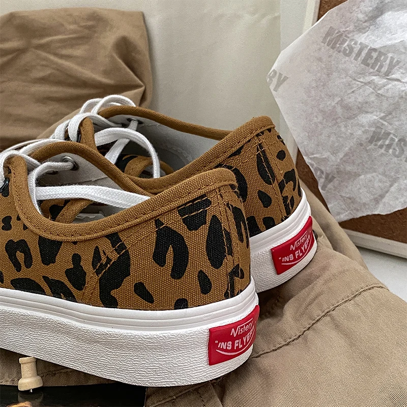 Весна Женская полотняная обувь с леопардовым принтом на шнуровке женские