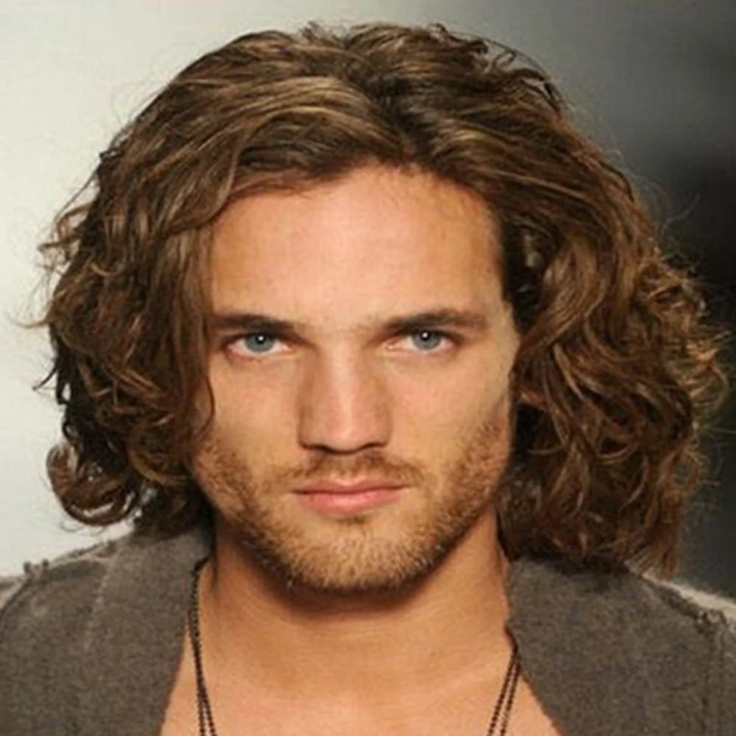

Short Wavy Wig for Men Synthetic Light Brown Wigs for Party or Daily Use Heat Resistant Hairstyle wigs