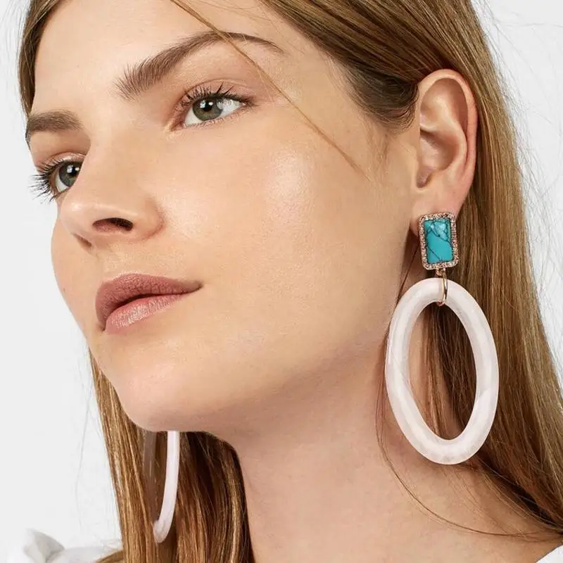 Большие геометрические овальные акриловые серьги-гвоздики с кристаллами модные