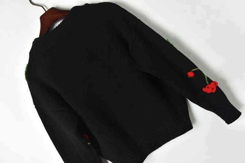 Женский вязаный свитер с объемными цветами и вишневыми листьями Осенний белого