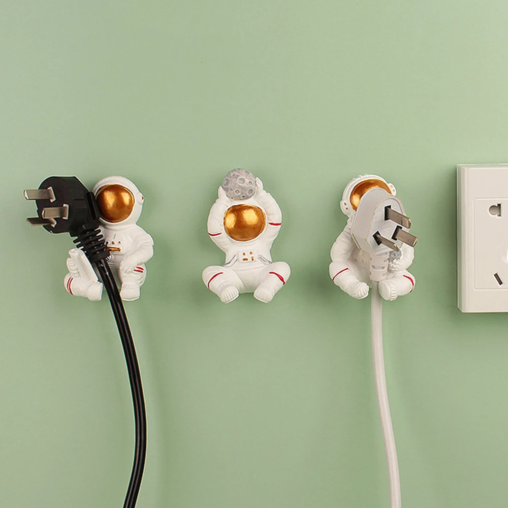 

Modern Creative Decor Cartoon Wall Hooks Decorative Astronaut Wall Key Holder Kitchen Decoration Key and Mail Holder Wall Resin