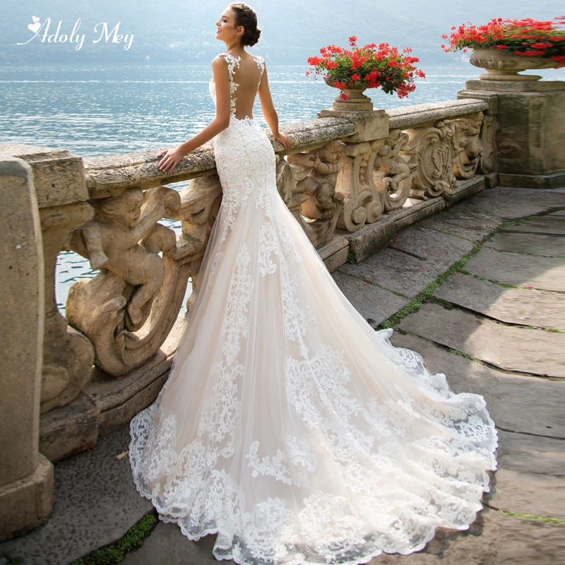 Романтические свадебные платья Adoly Mey с глубоким круглым вырезом и рукавами