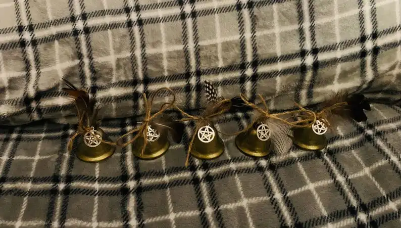 

Языческий дверной звонок-прекрасные алтарные колокольчики с перьями, не требующими жестокого обращения, и пятиконечными подвесками в виде ...