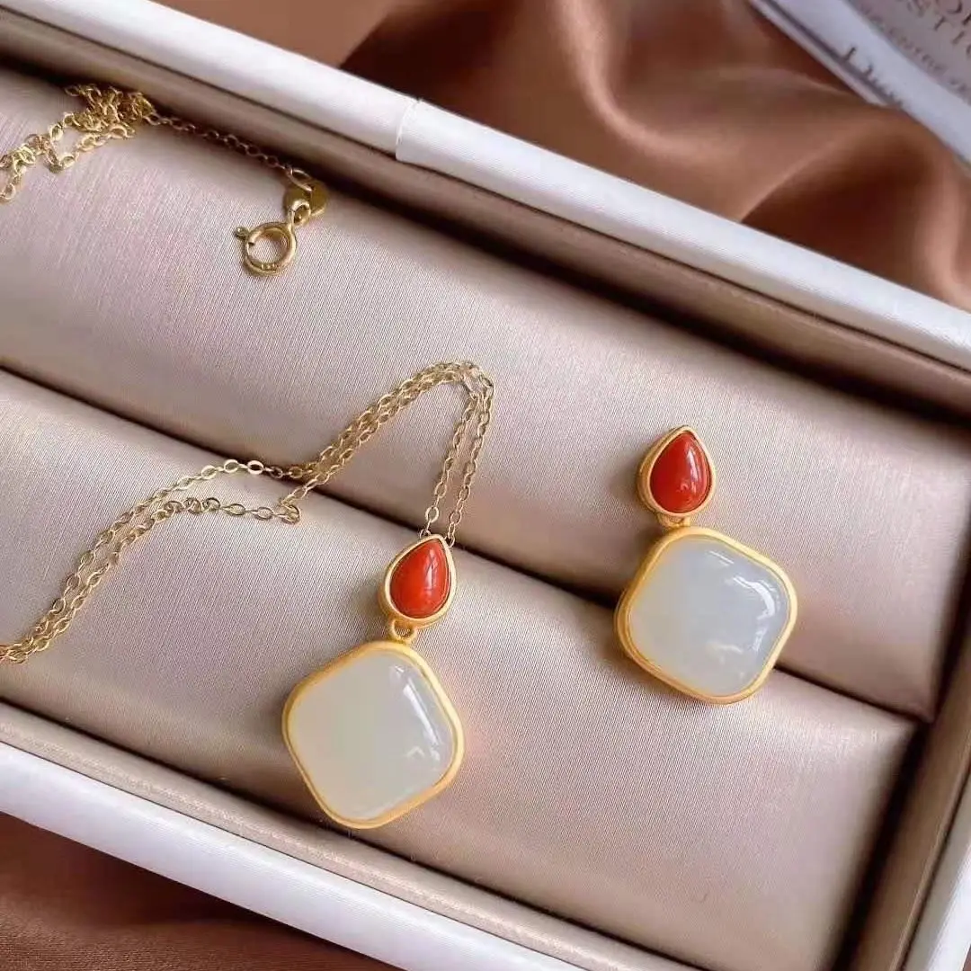 

Natural Hetian Jade Women's Clavicle Chain Simple and Elegant Elegance Retro Fashion Tranquility and Peace Plate Square Plate
