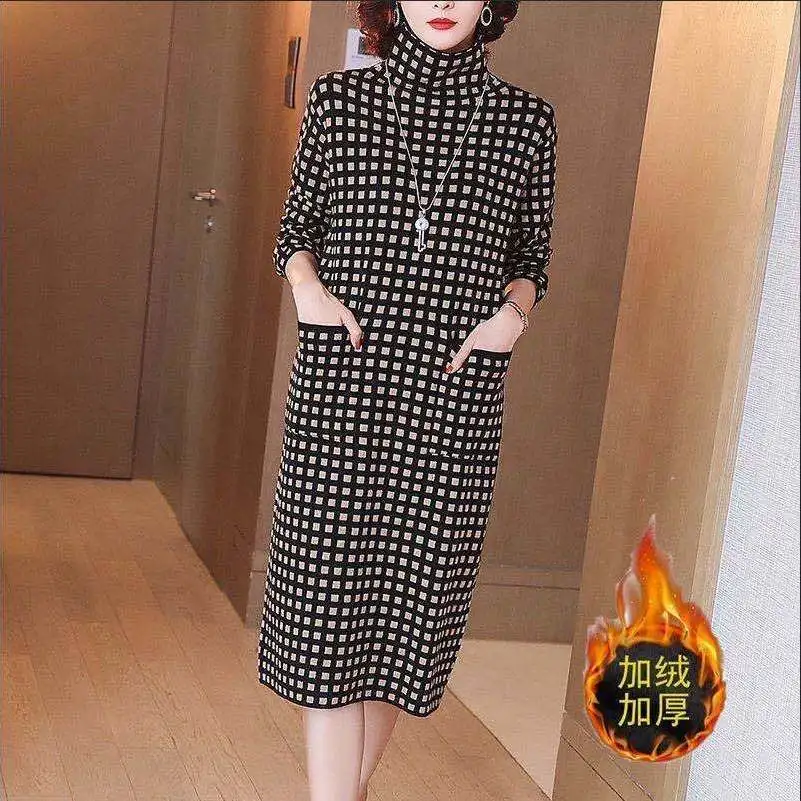 Женское платье в клетку с высоким воротником средней длины | Женская одежда