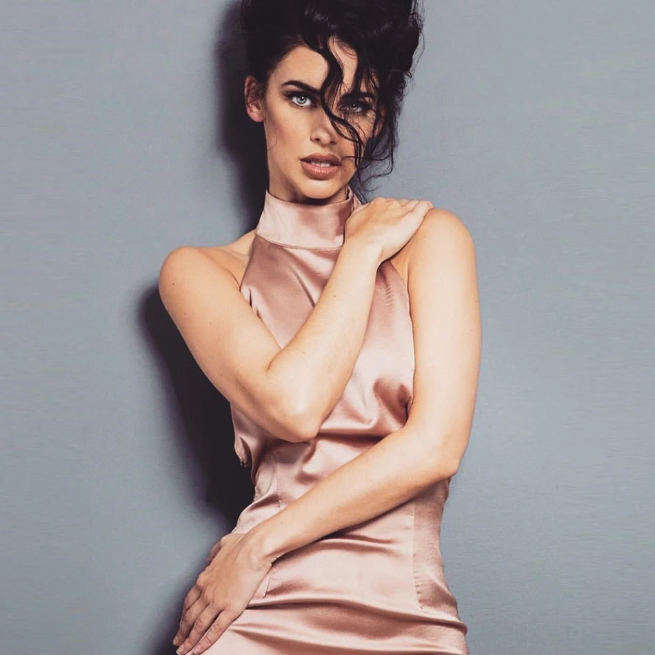 Женское вечернее платье без рукавов облегающее с открытой спиной и цепочкой