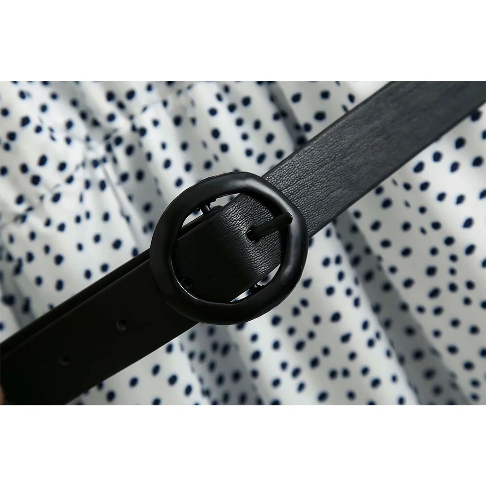 Платье женское средней длины в горошек с поясом и высоким воротом элегантное