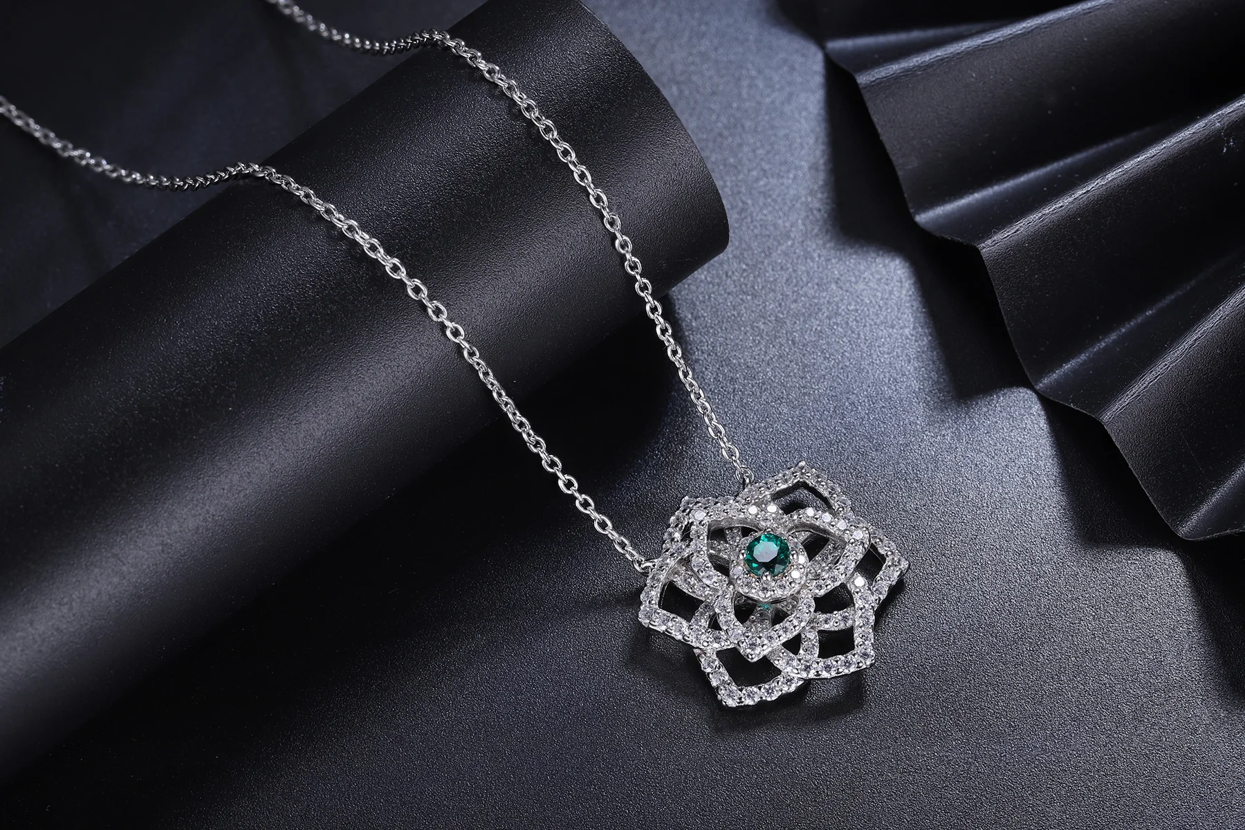 

Цепочка женская из серебра 925 пробы с зеленым изумрудом