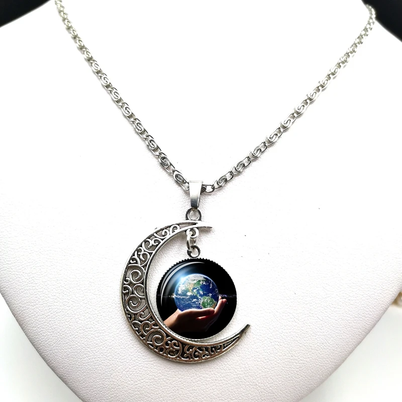 

2020 Creative Palm Earth Cabochon Glass Moon Pendant Clavicle Chain Necklace Birthday Gift