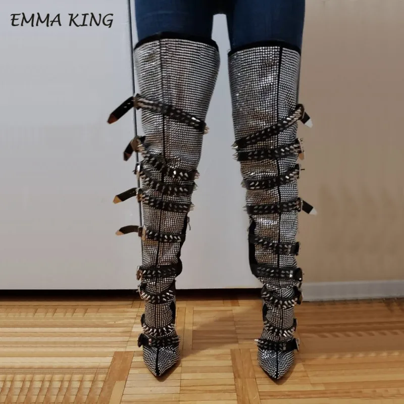 Emma king/роскошные сапоги выше колена с украшением в виде кристаллов; сезон осень-зима; женские сапоги на высоком каблуке с заклепками, заклепками и ремешком