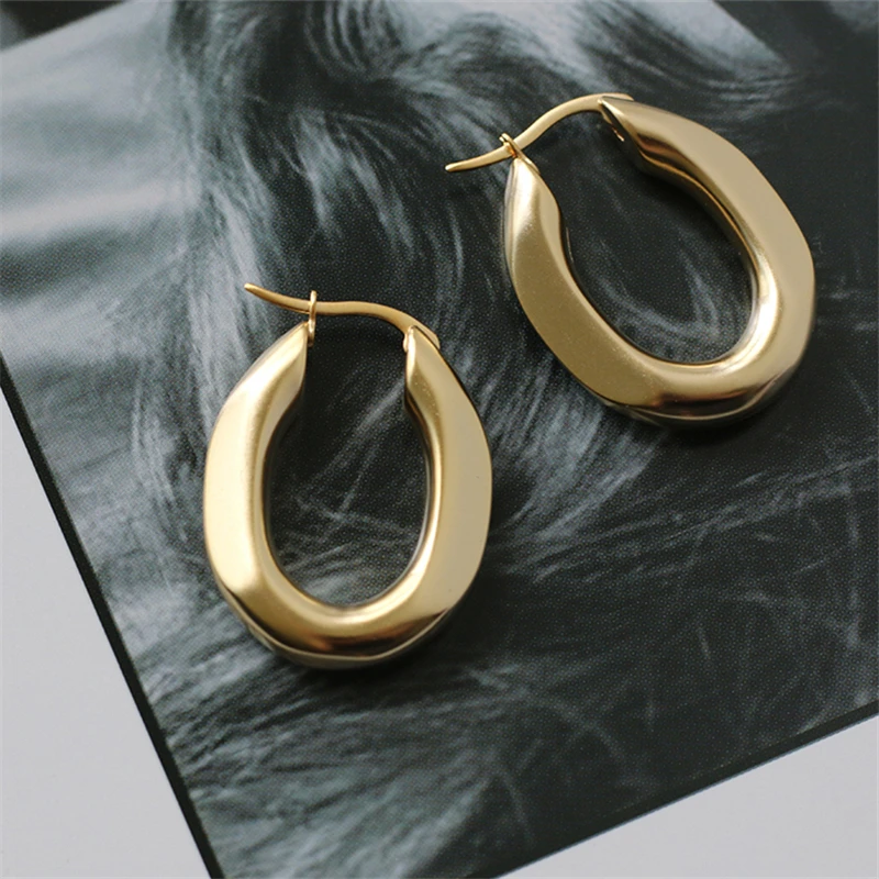 

Винтажные однотонные овальные женские серьги с пряжкой для ушей, высококачественные женские серьги из титановой стали с золотым покрытием,...