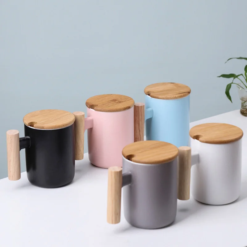 Кофейная кружка большой емкости с деревянной ручкой и ложкой в современном стиле