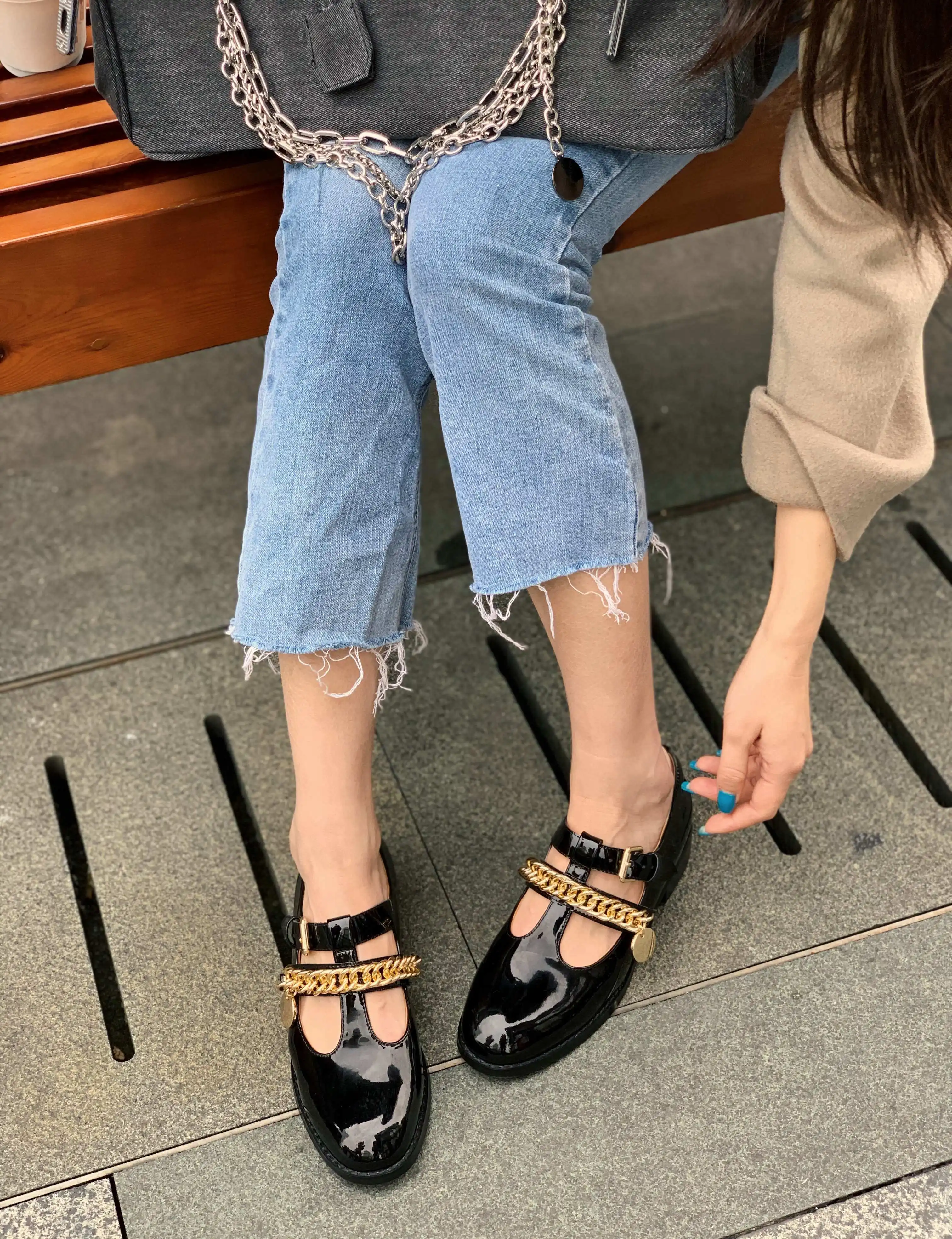 

Lanxuryee british school popular style full grain leather chains pendant round toe thick low heel buckle straps women pumps L01