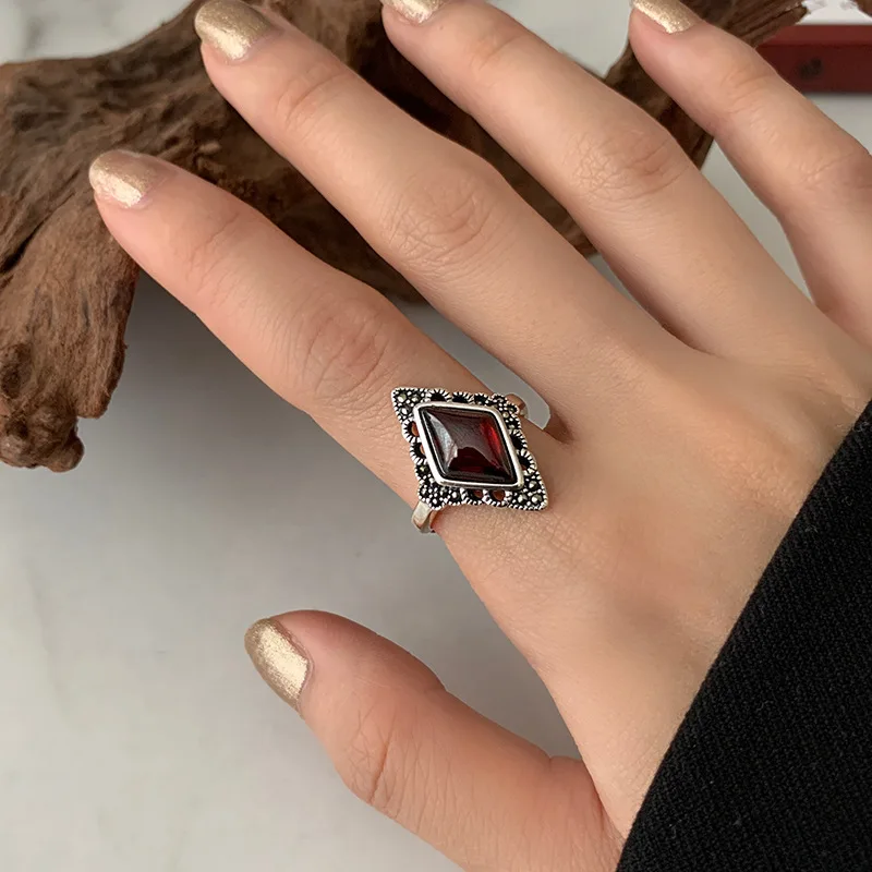 

New Trend 2022 French Vintage Red Blue Black Crystal Inlaid Finger Rings For Women Personality Charm Jewelry Gift