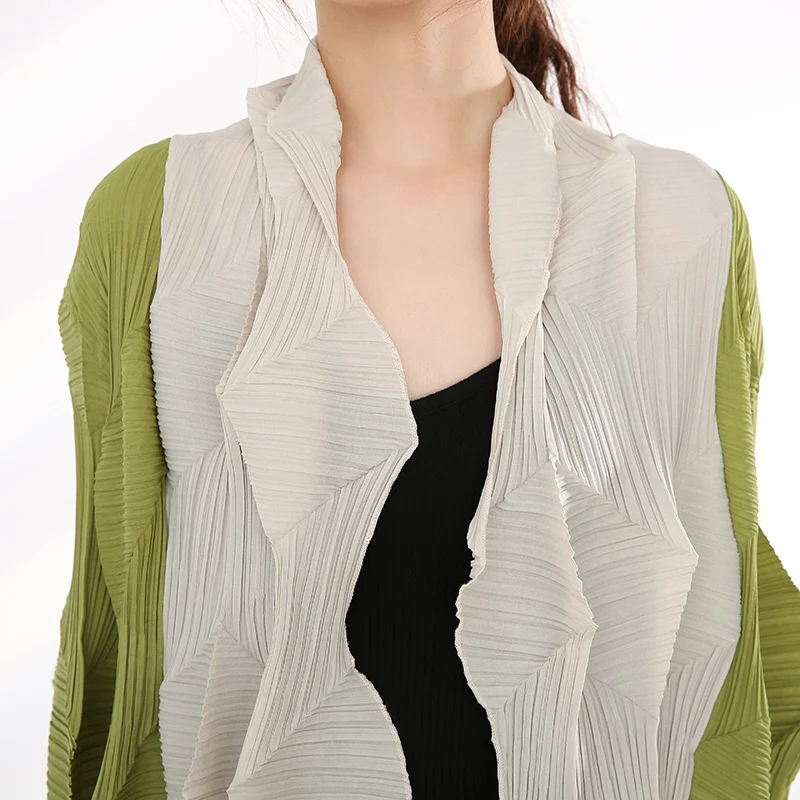 

LANMREM Color Block Patchwork Cardigan Pleated Coat For Women Loose Causal Irregular Folded Long Sleeve Windbreaker 2021 WJ20606