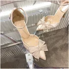 Женские Босоножки на каблуке-рюмочке, с кружевом и ремешком на щиколотке, свадебные туфли с острым носком, с жемчужным цветком и бантом, 2020