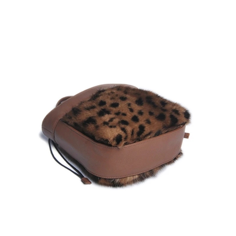 Женская сумка-тоут из натурального меха норки с леопардовым принтом