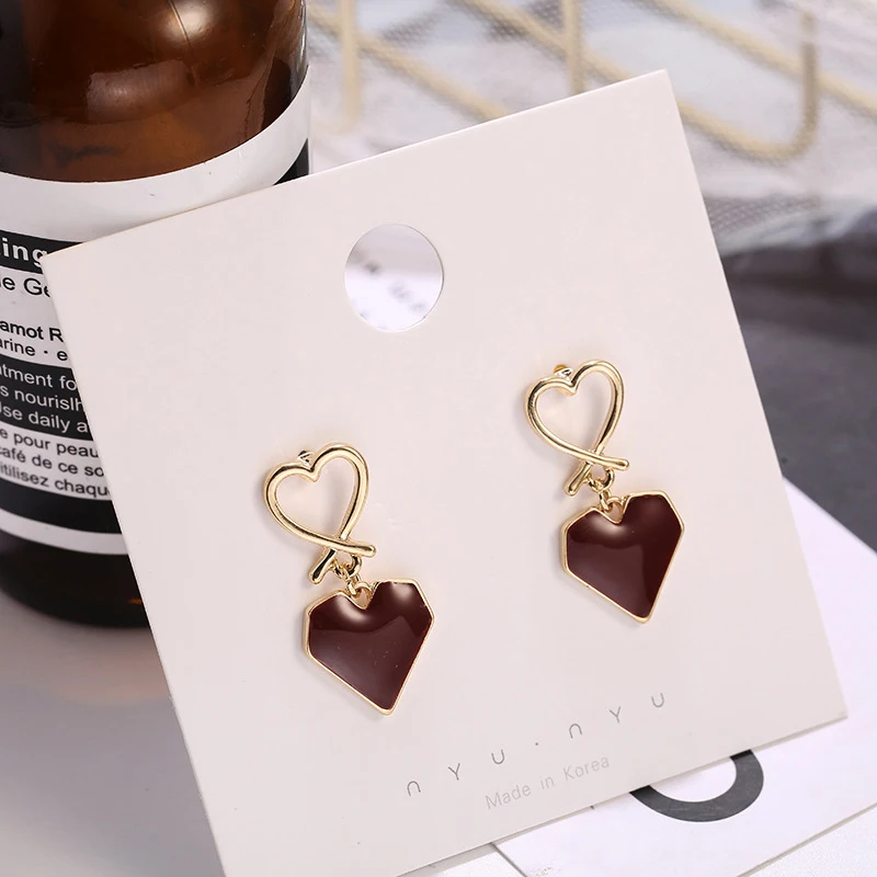 Жаркое время красного цвета с надписью love Серьги гвоздики простые красивые