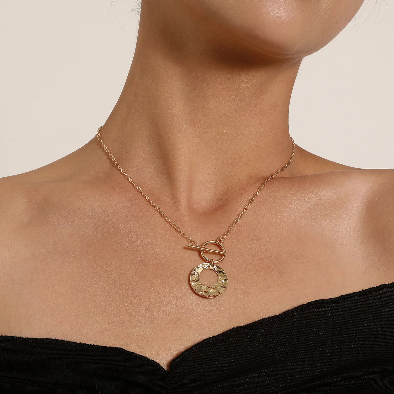 Ожерелье женское с подвеской в виде кольца неправильной формы золотого и