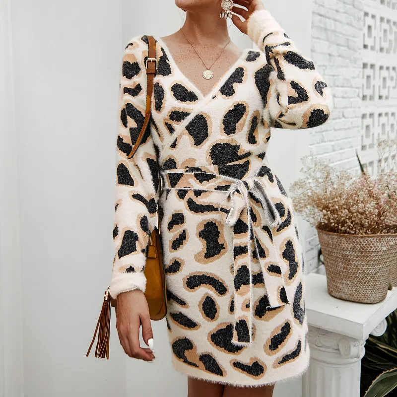 Женское трикотажное платье с леопардовым принтом V-образным вырезом и открытой