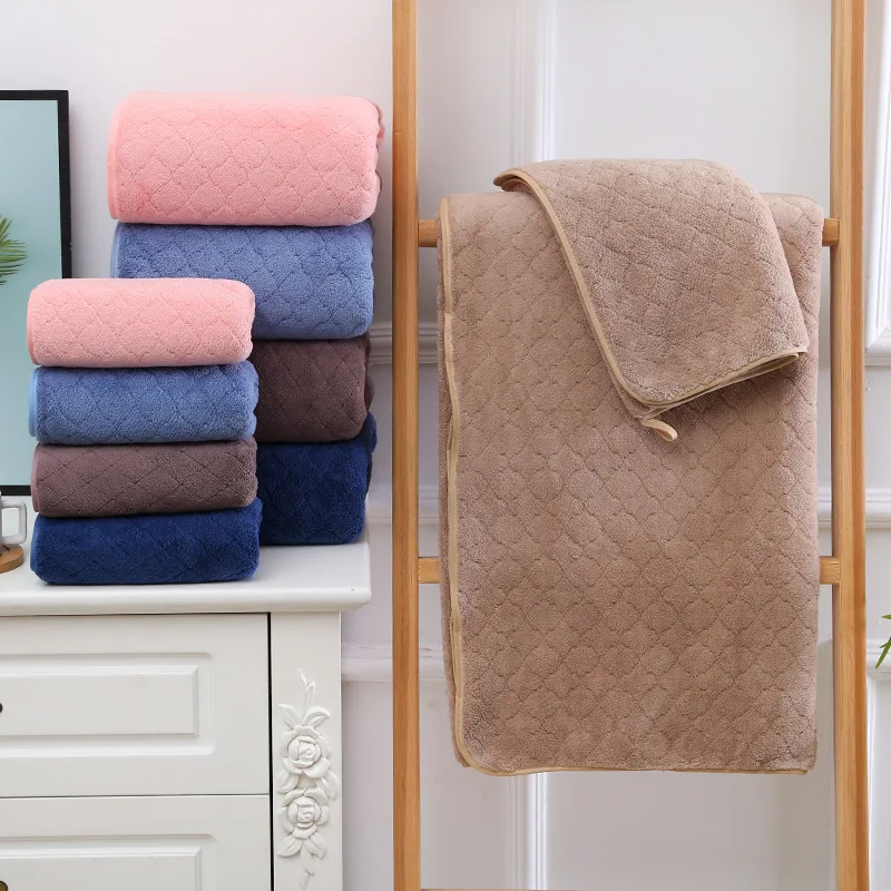 Простой европейский комплект полотенец из 2 штук однотонных больших полотенец для ванной комнаты размером 70х140 см из кораллового флиса синего цвета для женщин на лицо и руки.