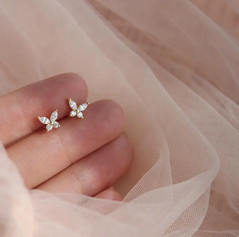 

Женские серьги-гвоздики из серебра 925 пробы с фианитами