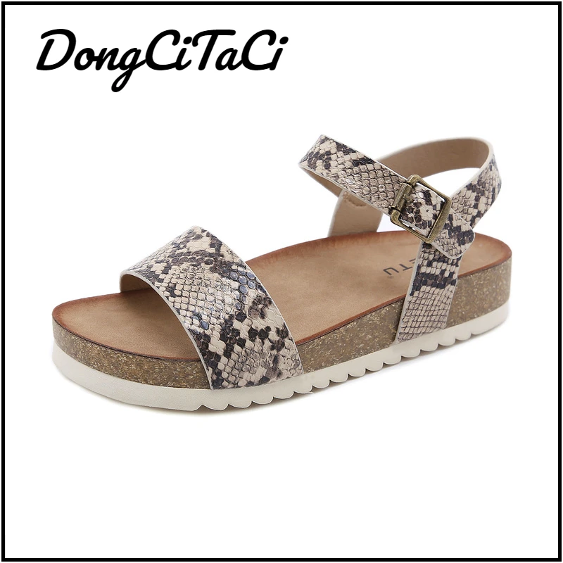 

Сандалии DongCiTaCi женские, босоножки-гладиаторы с открытым носком, плоская подошва под змеиную кожу, пляжные сандалии в стиле ретро, с деревянн...