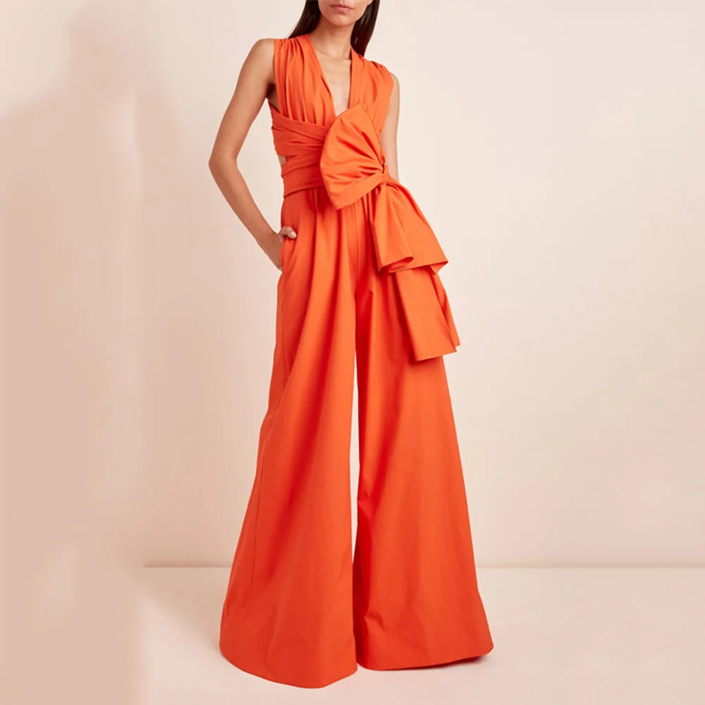 

Комбинезон свободного покроя с V-образным вырезом и завышенной талией