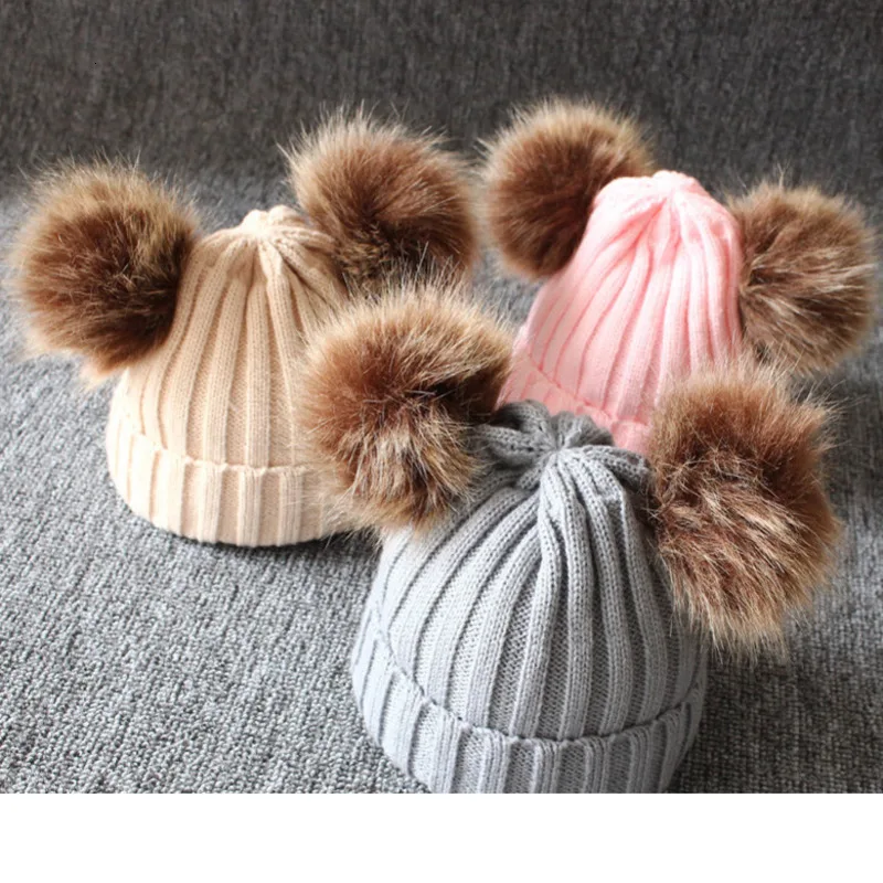Для малышей и детей постарше теплые лисий мех енота меховая шапка зимняя вязаная двойной помпон шапки; Детские шапочки; красивые носки для мальчиков и шорты с помпонами для девочек, наушники зимние Шапки