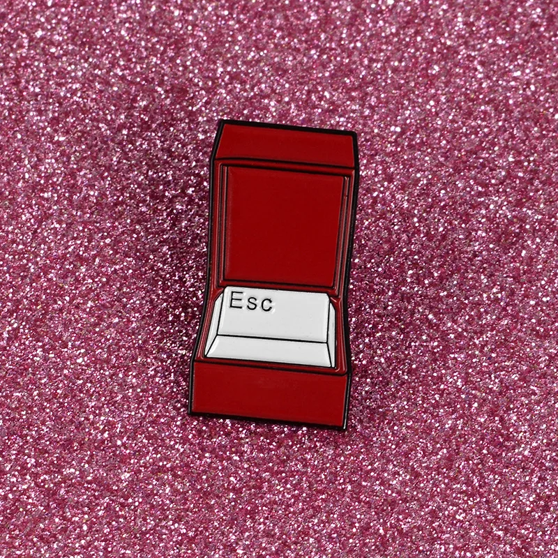 Мультфильм красный Esc кнопка выхода Броши для женщин Креативный металл эмаль