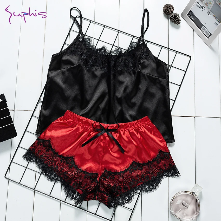 Suphis кружевной атласный черный топ на бретельках с красными шортами пижамный