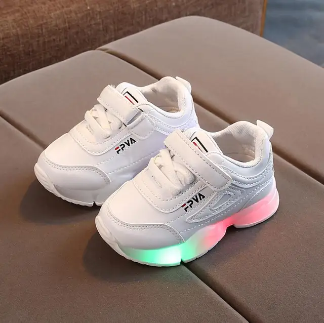 Детские повседневные кроссовки со светодиодной подсветкой, для мальчиков идевочек, весна 2021, мультяшная спортивная обувь с подсветкой, модныесветящиеся ботинки