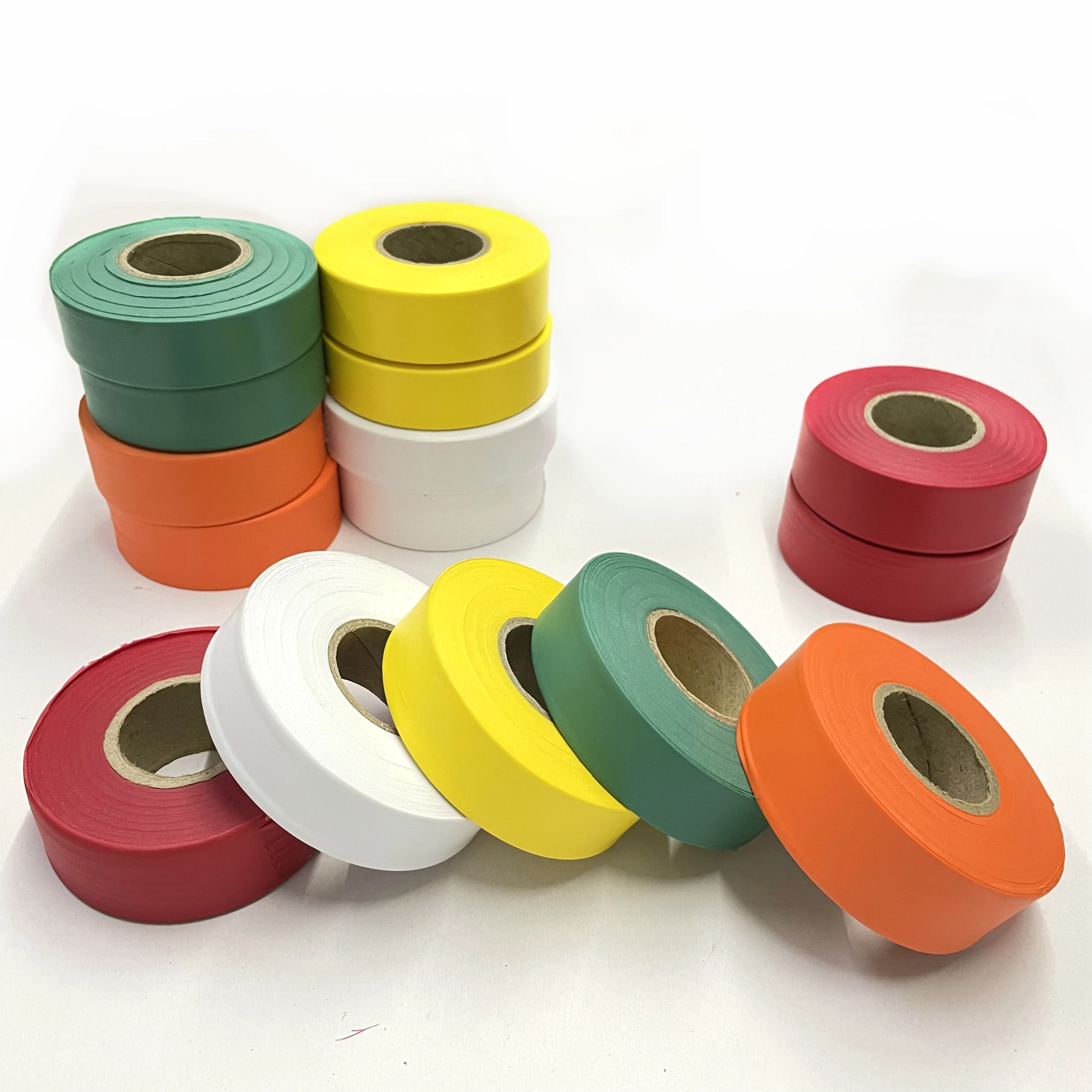 маркировочные ленты на одежде. маркировочные ленты на одежде. маркировочная лента с шрифтом. тканевые бирки для одежды. маркировочные ленты на одежде.