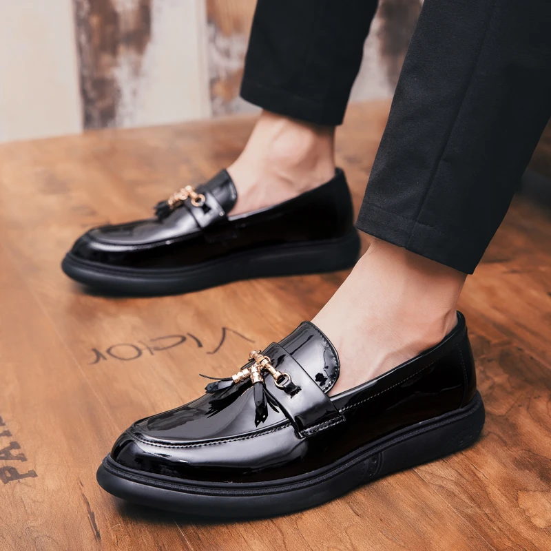 

men Dress Shoes designer Fashion Leather Stress Shoes black white Men Business Driving Shoes Tassel men Loafers club party shoes