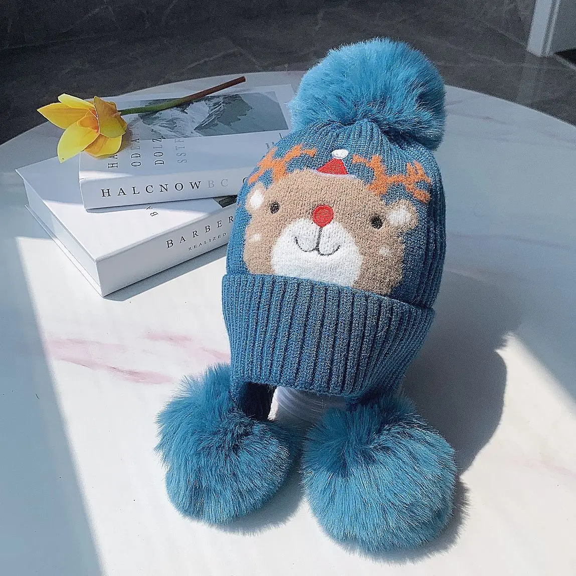 

Зимняя детская вязаная шапка с помпоном и рождественским узором