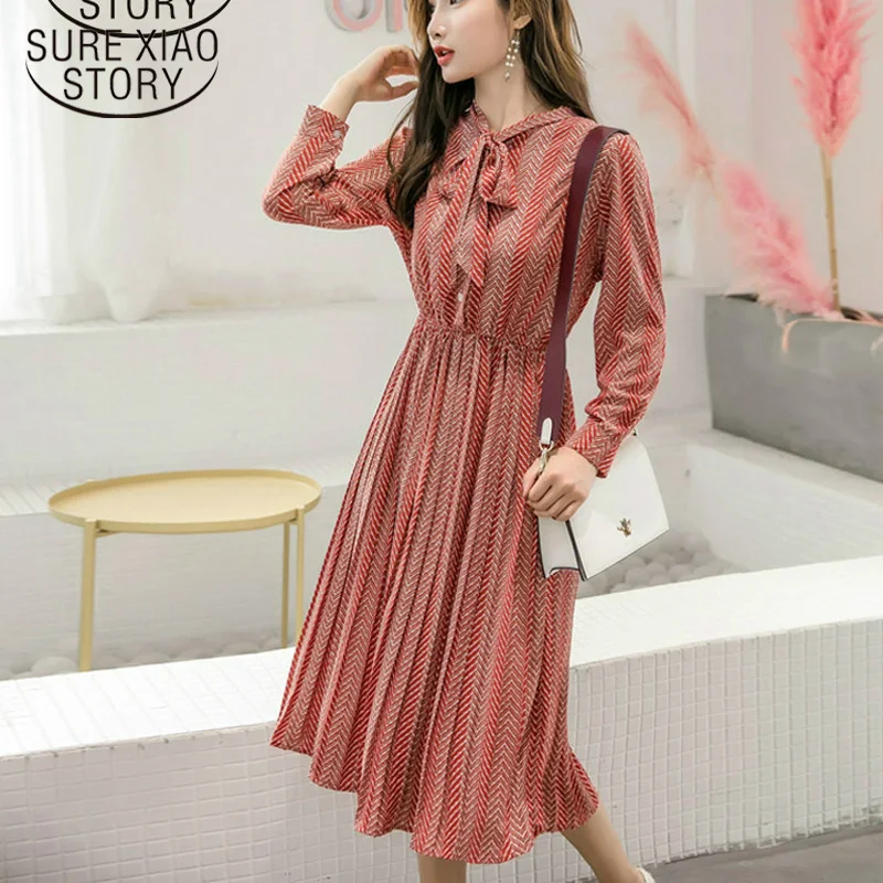 Плиссированное шифоновое платье женское осеннее с принтом облегающее