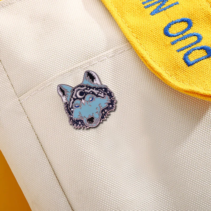 С изображением заснеженной горы с ясного звездного волка эмали штырь