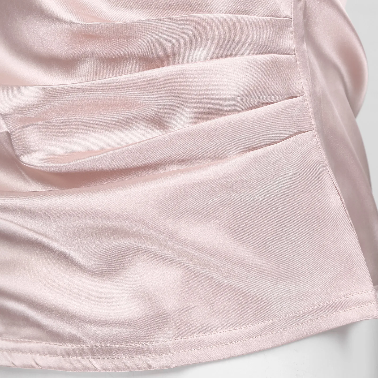 Элегантный женский летний костюм с запахом через плечо и V-образным вырезом