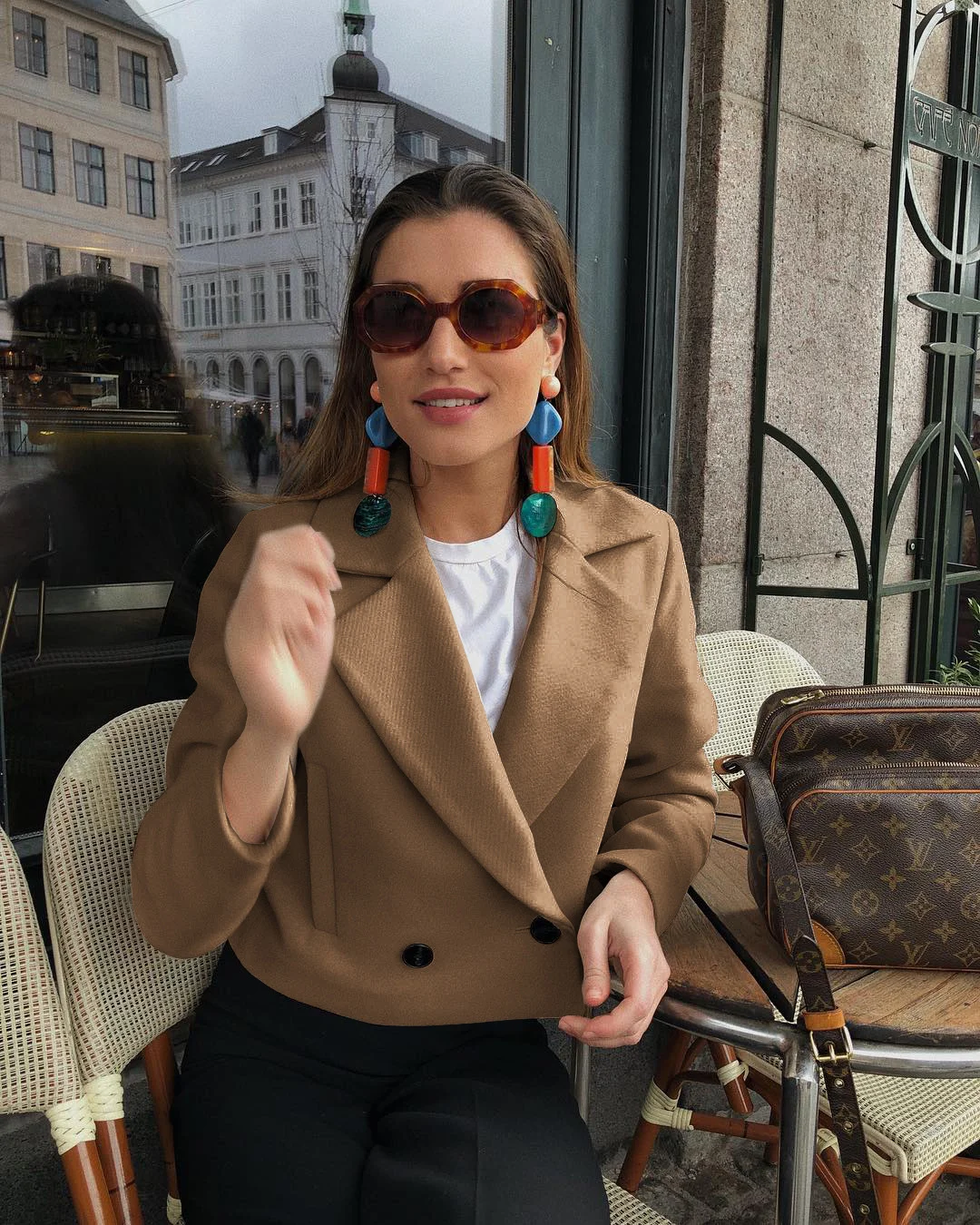 Женское Короткое шерстяное пальто приталенное двубортное с отложным воротником