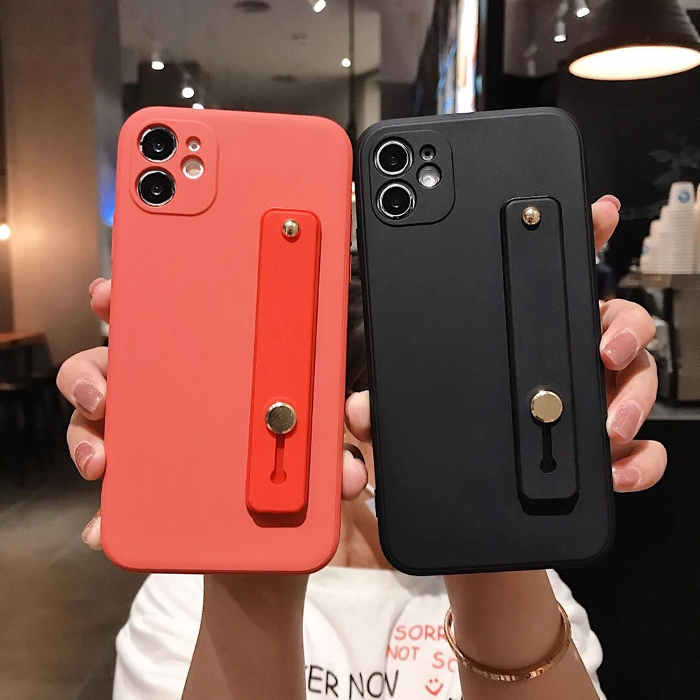 Квадратный однотонный чехол из жидкого силикона с ремешком на запястье для iPhone 12